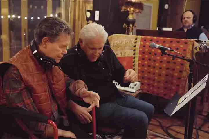 A filmagem mostra cenas da gravação da faixa inédita, incluindo a parte instrumental.
