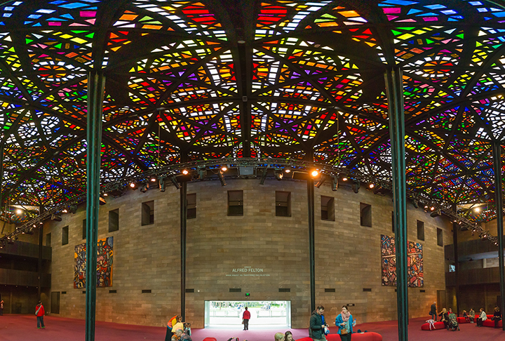 National Gallery of Victoria (Melbourne, Austrália) - Tem um dos maiores tetos de vitral do mundo. O projeto foi concluído em 1968 para deixar a luz entrar na grande sala de forma natural. E com arte. 