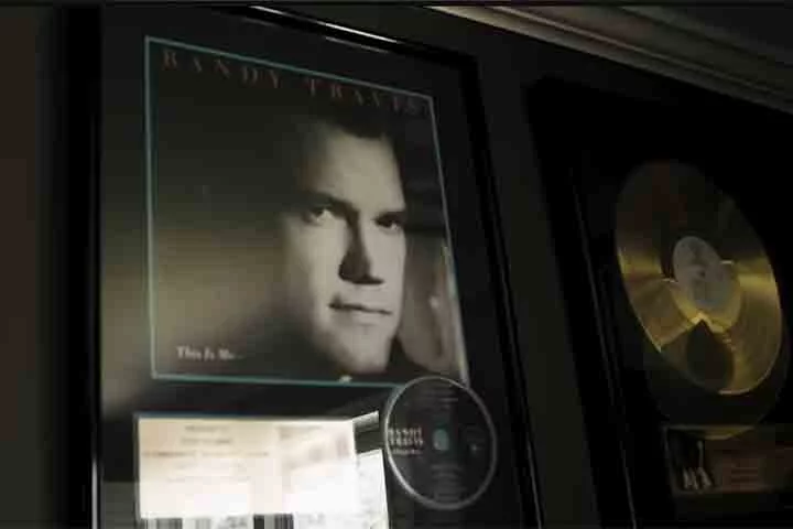 O artista também fez trabalhos como ator no cinema e na televisão. Um dos seus papeis mais famosos na telona foi em “Black Dog”, estrelado por Patrick Swayze (1952 - 2009). 

