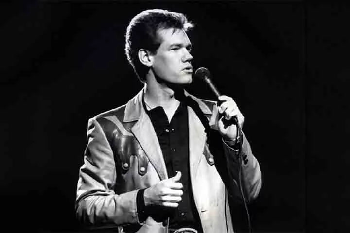 Randy Travis iniciou sua carreira na música em 1979. Com mais de 20 álbuns de estúdios em sua discografia, ele ganhou seis vezes o Grammy.

