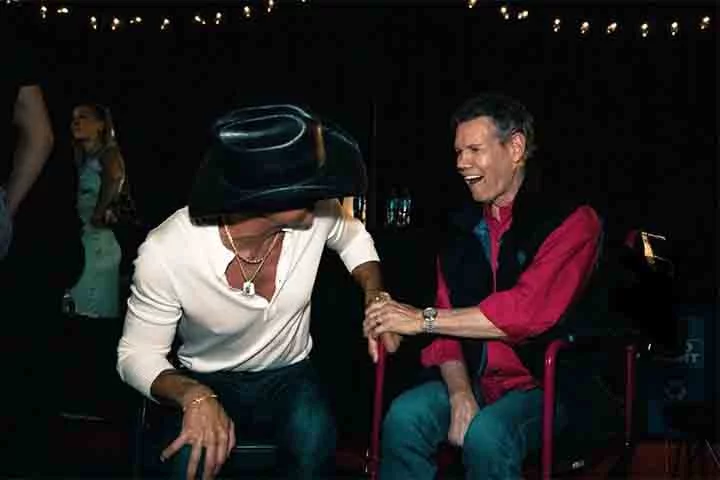 Em postagem no Instagram, Dupré comentou a experiência de contribuir para a produção: “A voz de Randy Travis é como um abraço de um velho amigo. E uma voz que fez tanta falta. É uma honra absoluta ajudar a lançar as bases para trazer sua voz de volta ao m