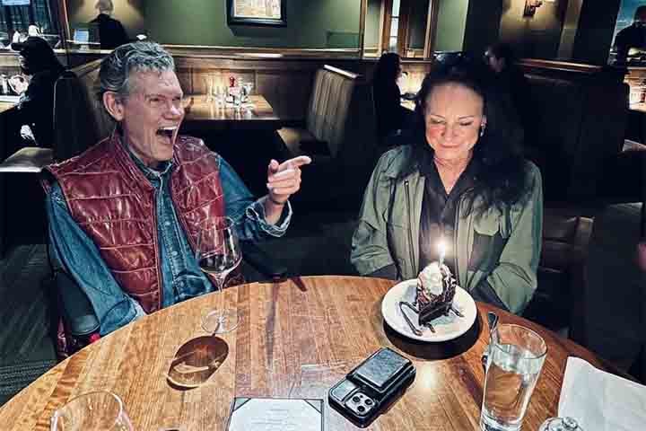 Em declaração à Associated Press, Mary Travis disse que ela e o marido concordaram imediatamente com a proposta de gravação feita pelo executivo da Warner Music Cris Lacy. 
