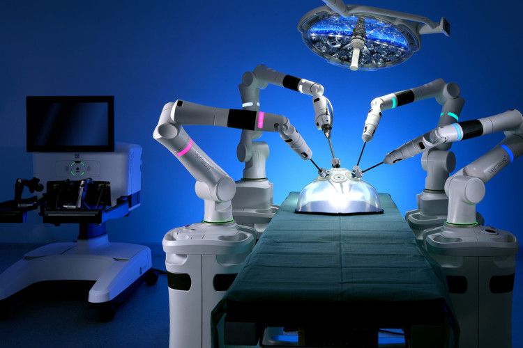 Robô Versius, da empresa britânica Cambridge Medical Robotics, será apresentado pela primeira vez no Ceará