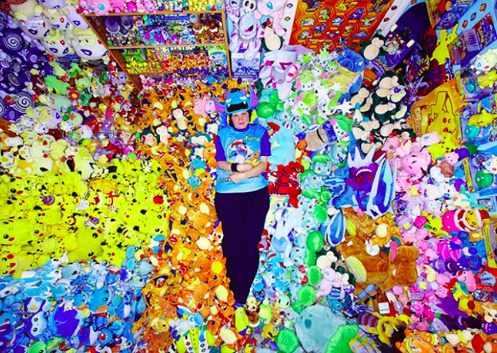 Os recordes envolvendo Pokémon vão além de Kenneth Tag. A norte-americana Lisa Courtney possui uma coleção de 17.127 itens diferentes relacionados aos monstros.