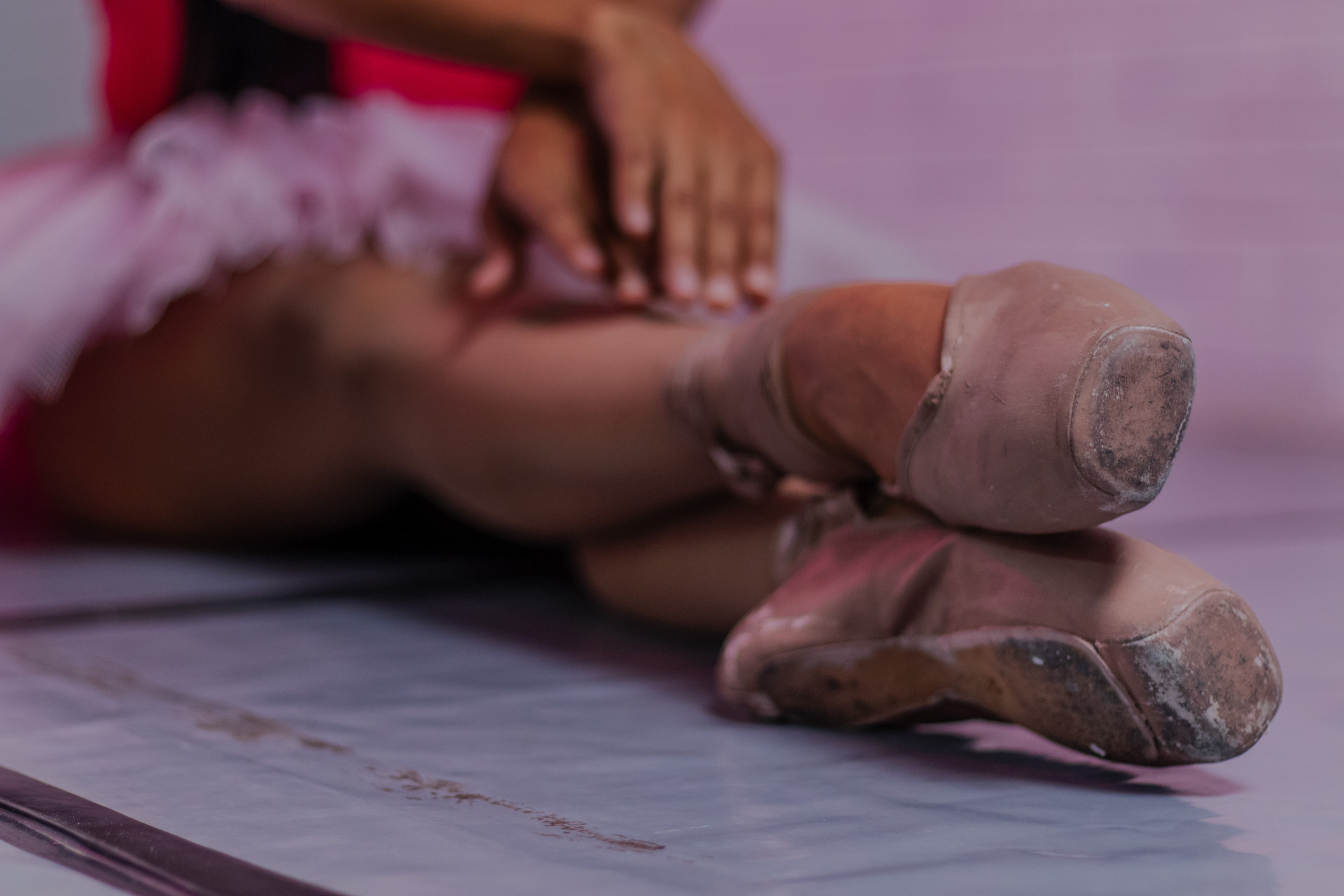 FORTALEZA-CE, BRASIL, 08-05-2024: Na foto, Relvya Monteiro, do Ballet Relvya Monteiro, com suas sapatilhas com o tom de sua cor de pele. (Foto: Fernanda Barros/O Povo) (Foto: FERNANDA BARROS)