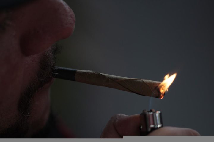 - Nesses clubes, será permitido o cultivo e a distribuição da maconha -- desde que seja sem fins lucrativos --, mas não será permitido consumir a droga no local. A venda para turistas também está proibida.