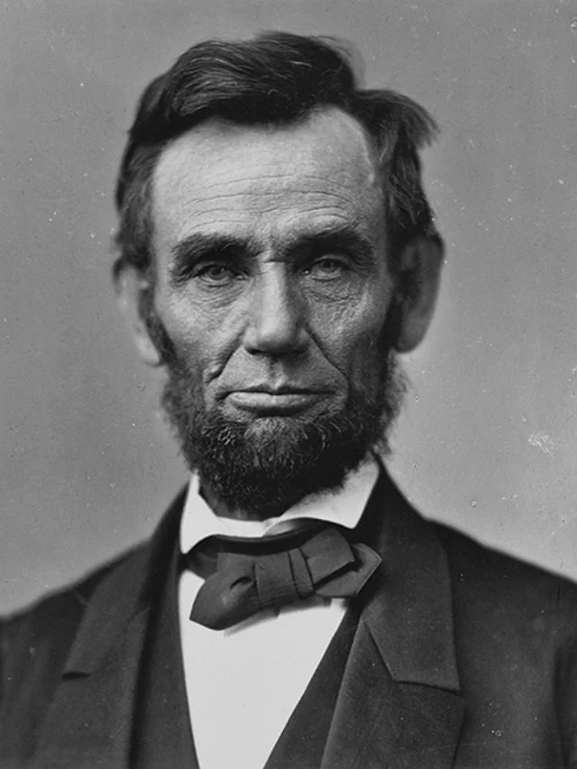 Essa guerra civil ocorreu entre 1861 e 1865 entre a União e os Confederados e teve como pano de fundo as divergências sobre a escravidão de negros no país. O presidente Abraham Lincoln (foto) era abolicionista e liderou a luta contra estados do Sul que er