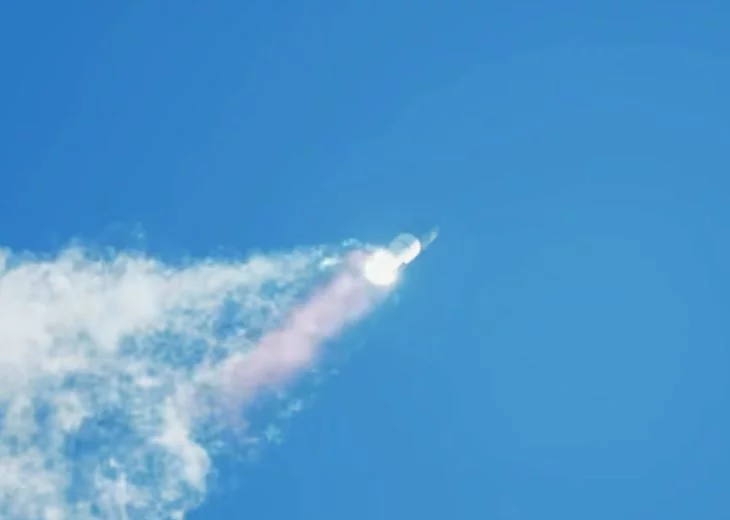 No primeiro teste, a SpaceX decidiu explodir o propulsor e a nave pouco depois do lançamento por motivos técnicos. Na segunda tentativa, o foguete explodiu após se separar da Starship.