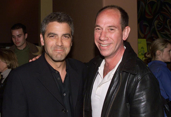 George Clooney e Miguel Ferrer - George, 60 anos, astro de vários filmes, Oscar de ator em Syriana (2006) e de produtor em Arno (2013), é primo de Miguel Ferrer, conhecido por interpretar muitos vilões no cinema, que morreu em 2017.  