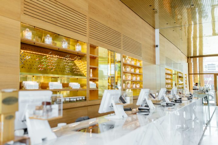 No entanto, ainda não haverá uma rápida proliferação de cafés de maconha legalizada em todo o país, como acontece em Amsterdã, por exemplo.