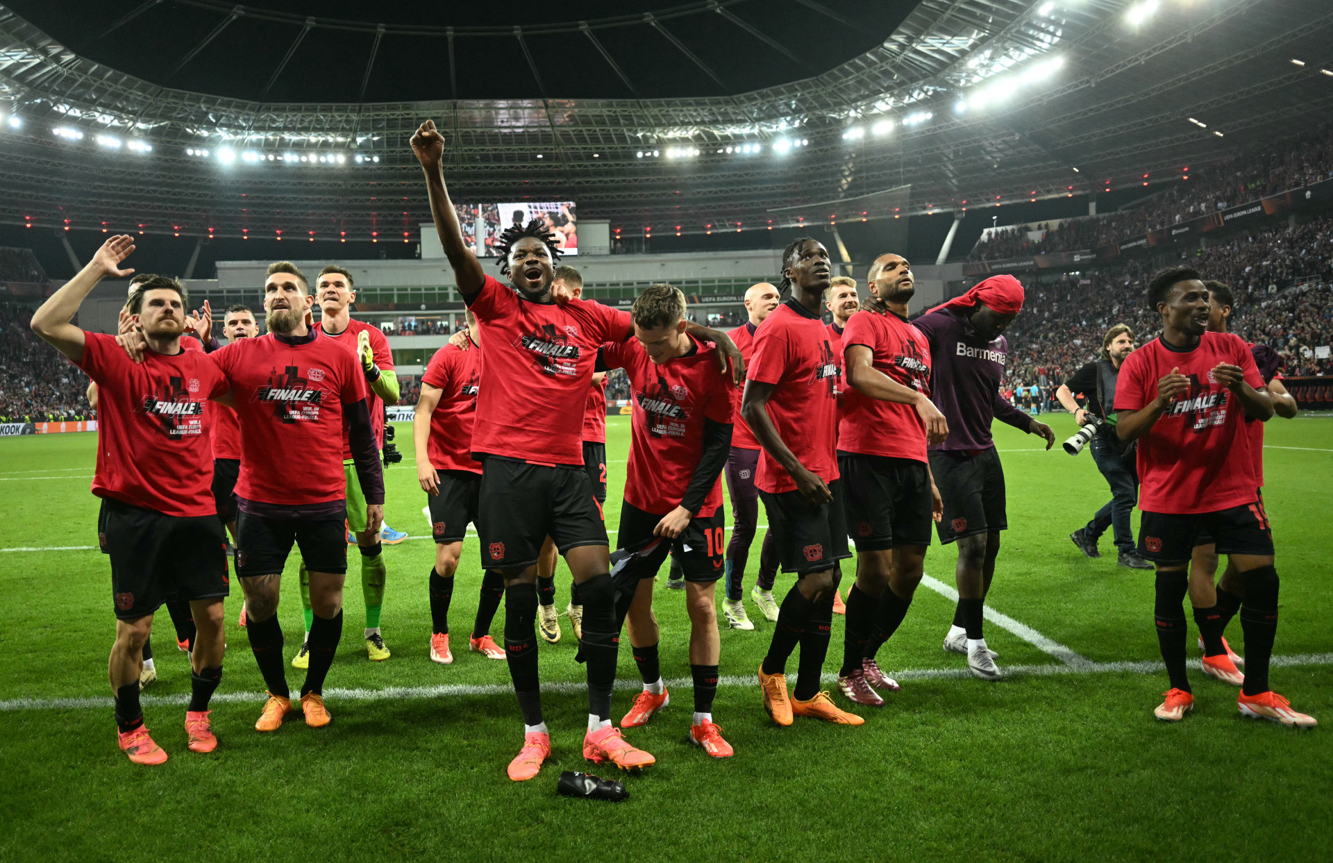 Jogadores do Bayer festejam classificação (Foto: INA FASSBENDER / AFP)