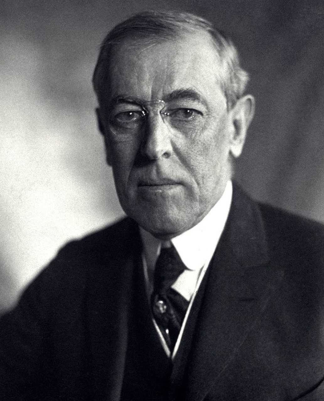 O presidente dos EUA, Thomas Woodrow Wilson, proclamou a data como feriado e os edifícios públicos foram decorados com bandeiras. Assim, o primeiro dia das mães foi celebrado em 9 de maio de 1914. 