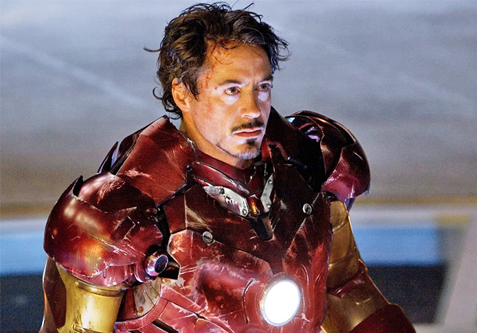 Após superar o vício, Downey Jr. voltou à Hollywood com força total. Em 2008, interpretou Tony Stark/Homem de Ferro no Universo Cinematográfico Marvel (MCU), papel que o catapultou para o estrelato global.