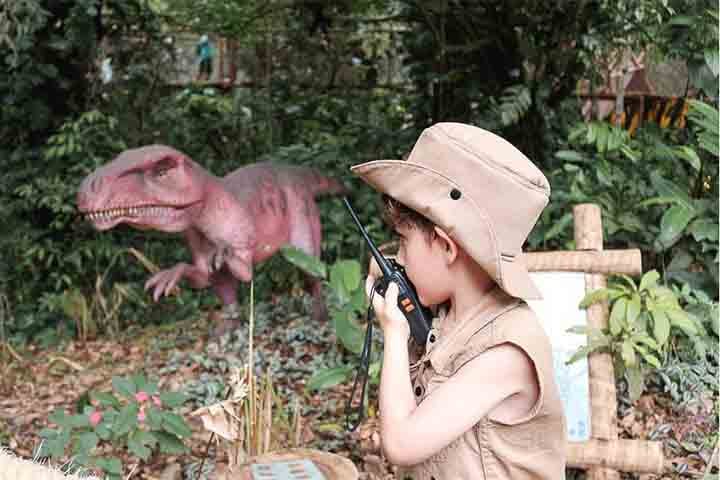 A Terra dos Dinos é abrigada pelo Parque Rocha Negra, uma unidade de proteção integral do município situada na estrada RJ-125, entre o centro da cidade e o bairro de Arcádia. Com uma área de 1,4 milhão de metros quadrados, a reserva possui pontos com vist