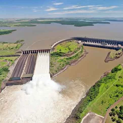 A usina de Itaipu é a segunda maior hidrelétrica do mundo e tem quase 29 trilhões de litros de água.