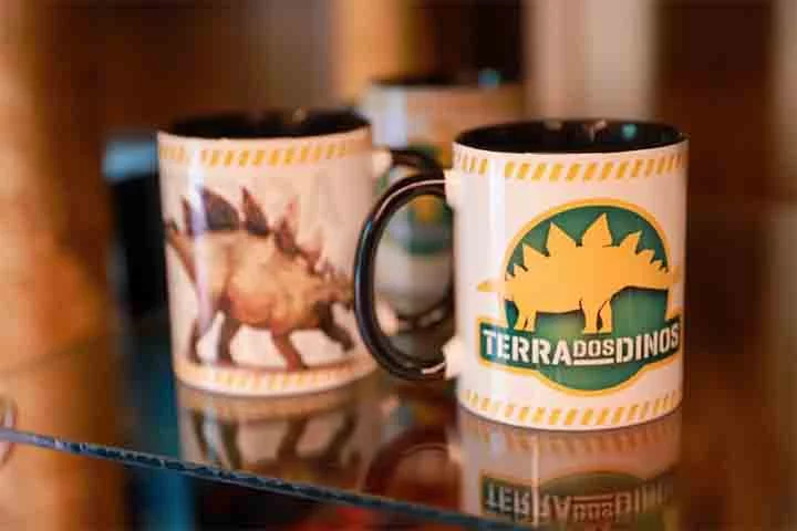 Este é um espaço onde a diversão e a educação se combinam para incentivar a consciência ecológica e o respeito pela natureza. Além de contar com o DinoShop, que vende artigos do parque e lembranças para que os visitantes possam levar a relembrar de moment