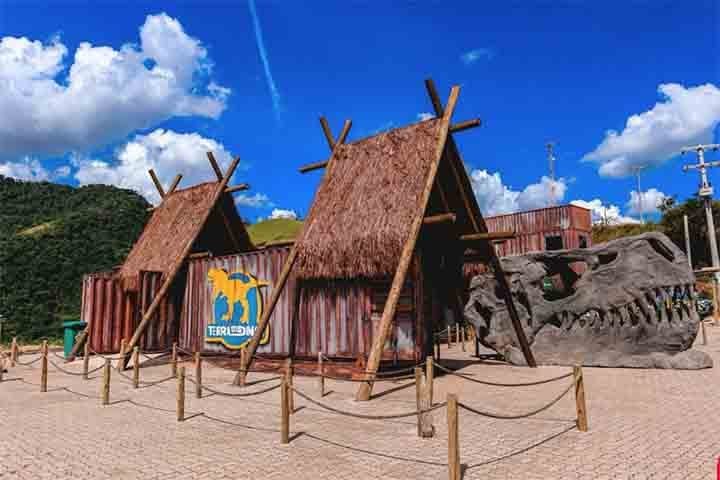 Em funcionamento desde o dia 27 de outubro de 2022, o maior parque de dinossauros do mundo, a Terra dos Dinos Miguel Pereira, não é apenas um espaço de exposição. Mas também um centro educativo que proporciona uma rica aprendizagem sobre os dinossauros e 