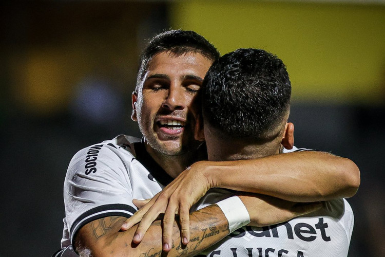 Lucas Mugni, meio-campista do Ceará, comemora gol marcado contra Novorizontino pela Série B