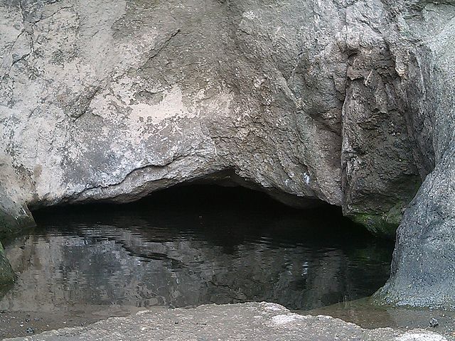 As águas subterrâneas são encontradas em fissuras e cavidades de formações rochosas permeáveis, chamadas de aquíferos.
