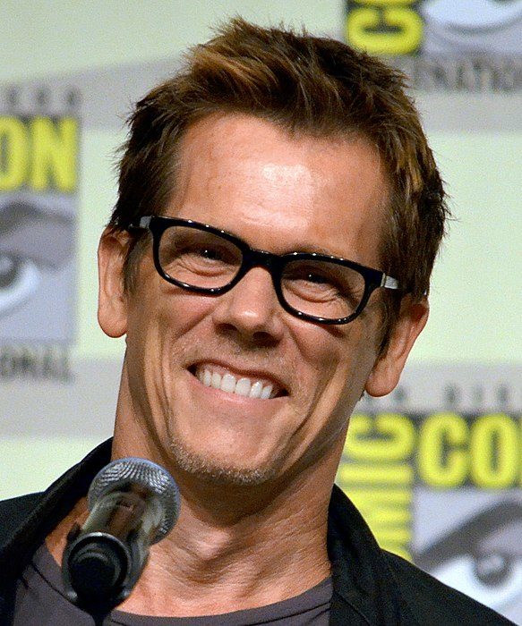 Kevin Bacon nasceu na Filadélfia, em 1958, e, aos 17 anos mudou-se para Nova York para cursar teatro e correr atrás do sonho de ser ator.