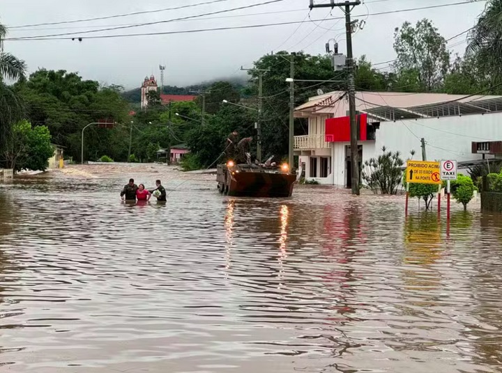 Mais de 90% da cidade foi afetada pelas águas que transbordaram do Rio Jacuí em direção ao Lago Guaíba. Cerca de 40 mil moradores tiveram que ser evacuados de suas residências.