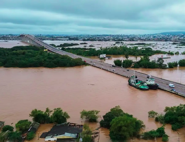 Até a tarde desta sexta-feira (10/05), o número de mortes em decorrência das enchentes chegou a 116, segundo o último boletim da Defesa Civil do estado.