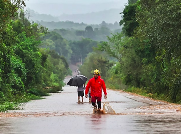A situação tem levado muitas pessoas a deixarem a cidade em busca de lugares menos afetados pelas chuvas, como as cidades litorâneas.