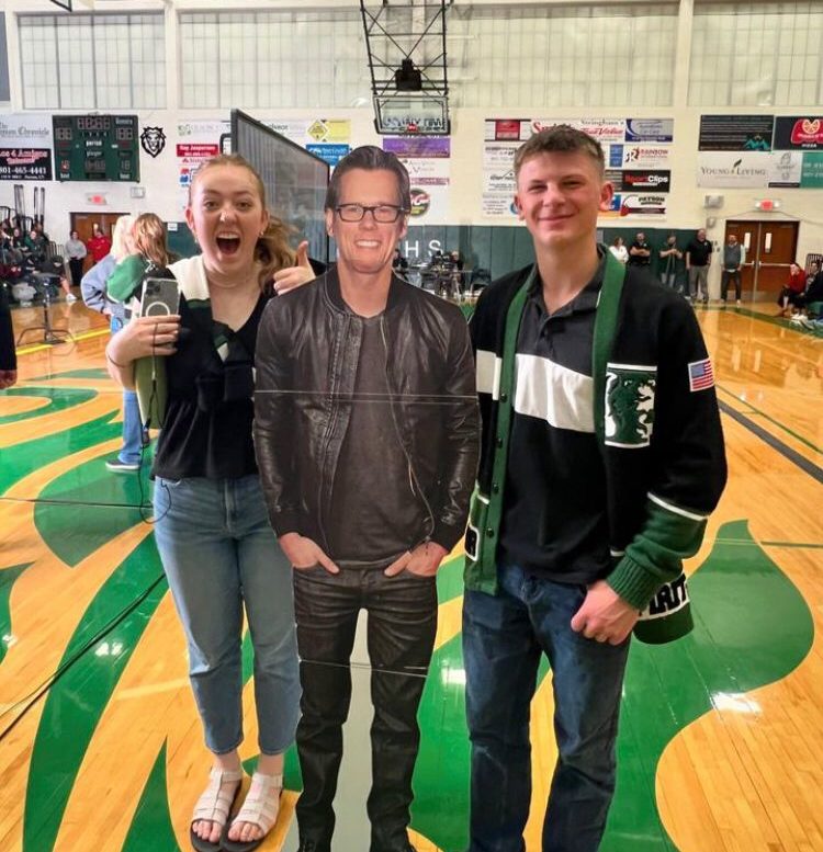 O astro resolveu dar uma passadinha na instituição no dia 20/04, após os alunos da escola iniciarem a campanha #BacontoPayson nas redes sociais.