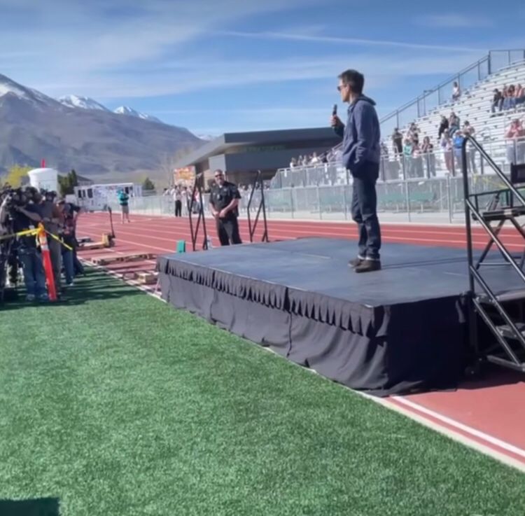 “Quando ouvi pela primeira vez sobre essa coisa de Bacon para Payson, pensei, ‘Uau, isso é uma loucura’. Mas vocês foram todos incansáveis“, declarou o astro, durante um discurso no campo de futebol da escola.