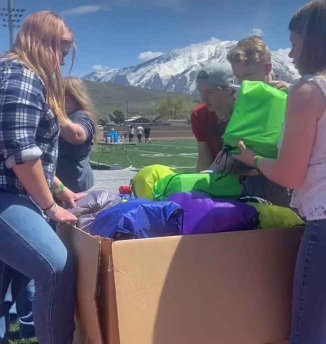 Além disso, os alunos também produziram 5 mil kits de recursos essenciais para ajudar a fundação sixdegrees.org, que ajuda comunidades carentes. 