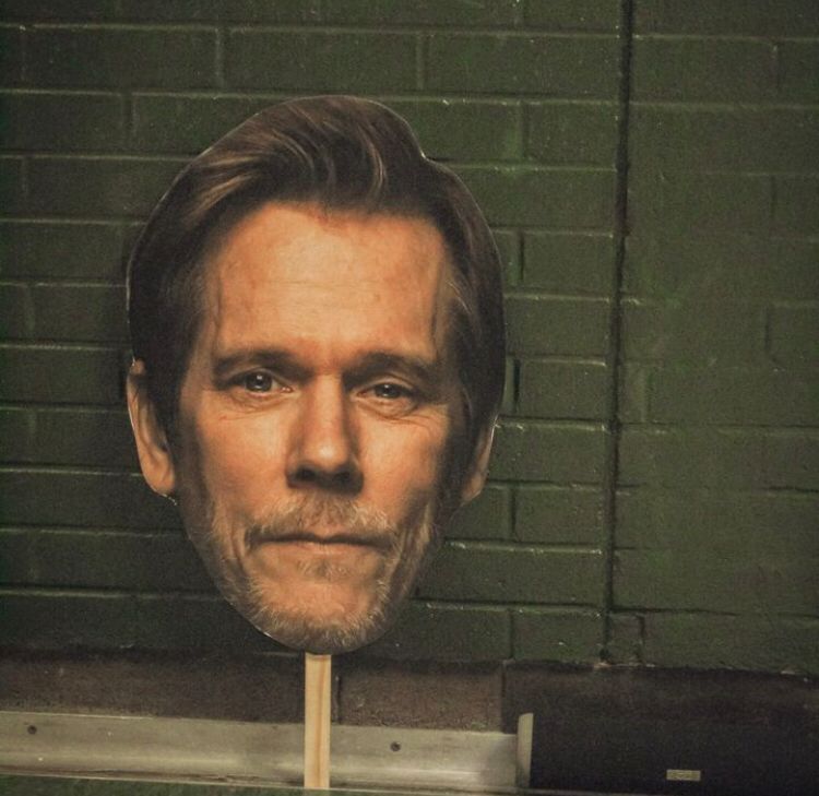 Com o objetivo de fazer com que o ator comparecesse ao baile de formatura da escola, os alunos chegaram a recriar cenas do filme só para chamar a atenção de Bacon.