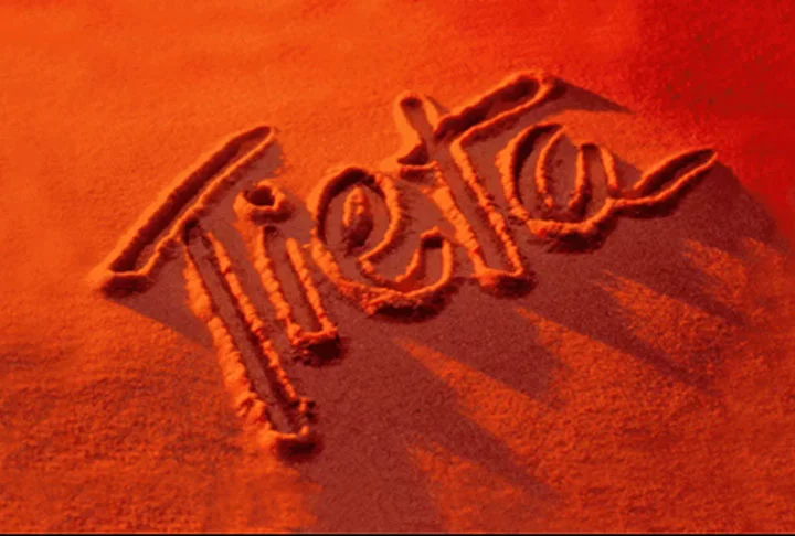 ‘Tieta’, transmitida entre 1989 e 1990, tinha o enredo composto por dois mistérios. O primeiro envolve a identidade da “Mulher de Branco”, que amedrontava os homens da cidade de ‘Santana do Agreste’. A figura os tinha como alvo, especialmente nas noites d