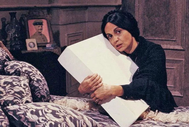 Além disso, o outro mistério na história estava ligado ao conteúdo da caixa branca da beata Perpétua. Nunca foi revelado o que havia no interior do objeto, que ficava guardado no armário da vilã, mas acredita-se que ela mantinha ali o órgão genital do fal