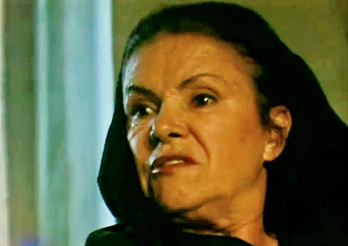 A pergunta de quem teria sido o autor do crime parou o Brasil na época, mas a resposta só foi divulgada na parte final da produção. Gioconda, interpretada por Eloísa Mafalda, uma mulher obcecada por religião, foi pega em flagrante roubando a igreja por Jo