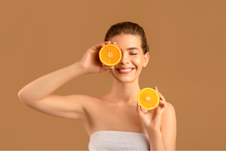 A vitamina C ajuda a combater manchas na pele (Imagem: Prostock-studio | Shutterstock)