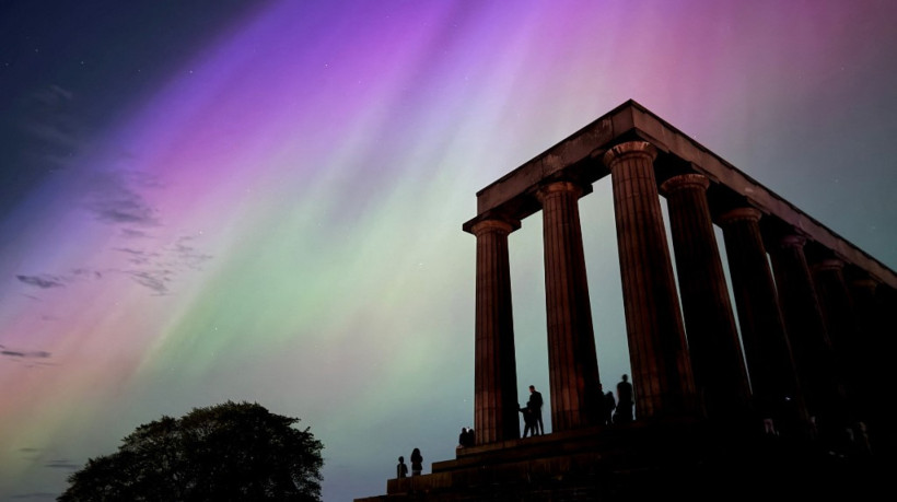 Aurora boreal durante uma tempestade solar sobre o Monumento Nacional da Escócia, em Edimburgo, em 10 de maio de 2024  