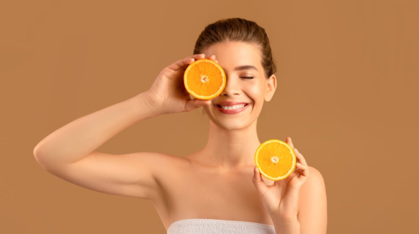 A vitamina C ajuda a combater manchas na pele (Imagem: Prostock-studio | Shutterstock) 