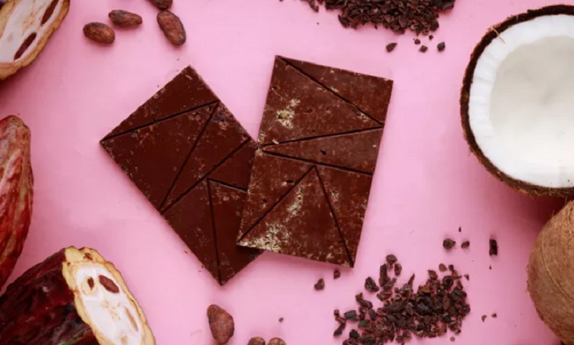 O chocolate pode ajudar a inibir o apetite. Mas é importante ter moderação.  Ingerindo um quadradinho de uma barra de chocolate diariamente, será possível notar redução da fome e aumento do metabolismo.