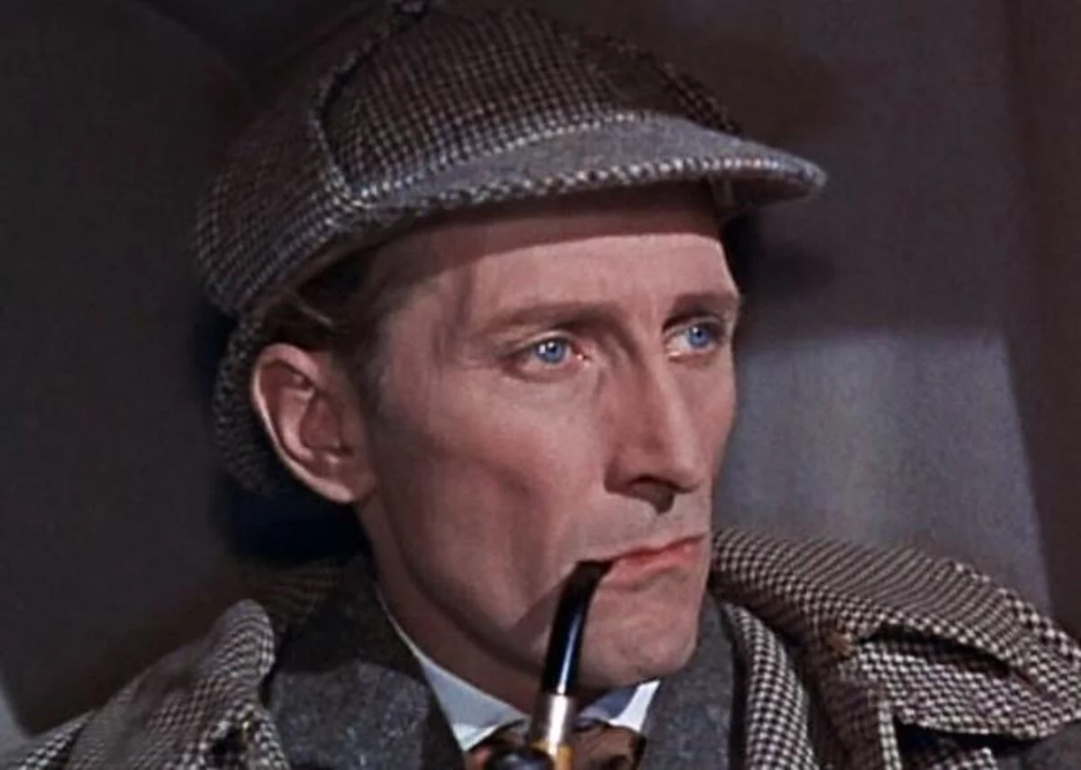 Peter Cushing - Premiado ator de cinema, teatro e TV, viveu Sherlock várias vezes. Começando por O Cão dos Baskervilles, primeiro filme colorido sobre Sherlock Holmesm em 1959. Ele também foi Holmes em 16 episódios da série da BBC Sir Arthur Conan Doyl