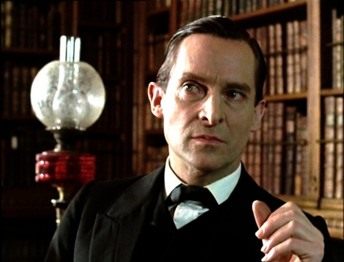 Jeremy Brett - O ator inglês, que estreou na TV em 1954 e no cinema em 1955, não pôde usar o sobrenome original da família porque seu pai achou desonroso que ele virasse ator. Aí ele adotou o sobrenome Brett. Jeremy protagonizou a série As Aventuras de S