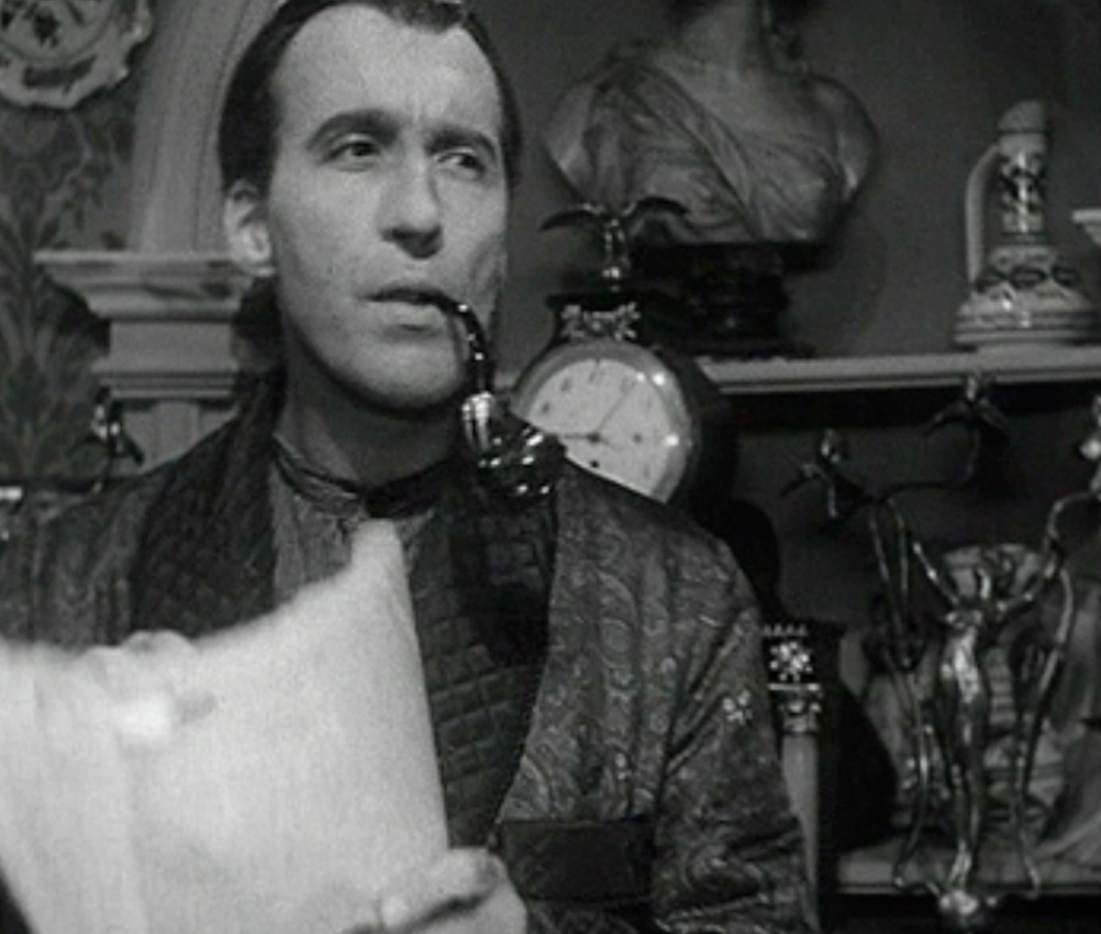 Christopher Lee - O ator famoso na pele de Drácula no cinema e mais tarde como o vilão Saruman de Senhor dos Anéis, viveu Sherlock Holmes em O Cão dos Baskervilles, em 1959, e em Sherlock Holmes e o Colar Mortal, uma produção alemã e francesa de 196