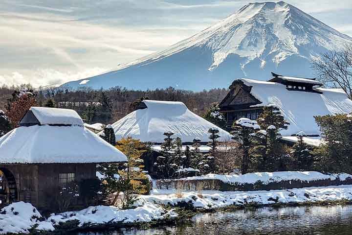 Unida à paisagem do Monte Fuji existe a loja de conveniência Lawson. Esta junção causou alguns problemas com os turistas que buscam a foto perfeita. Eles foram acusados de estacionar ilegalmente, ignorar sinais de trânsito e até invadir propriedades, como