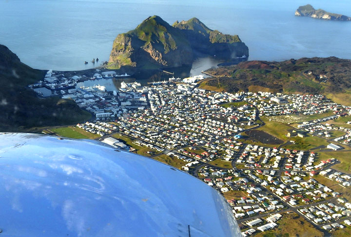 Vestmannaeyjar, Islândia: Localizado na costa sul da Islândia, esta cidade faz parte da ilha Heimaey. A região é um destino popular para observação de aves, especialmente papagaios-do-mar, e oferece oportunidades para explorar cavernas marinhas e fazer tr