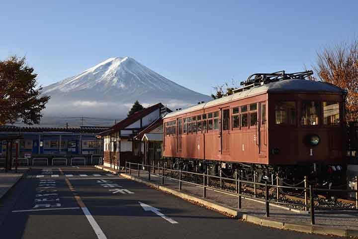 A criação da barreira não é a única ação imposta para lidar com a popularidade do Monte Fuji. Com a temporada de verão, uma taxa aproximada de R$ 65 está sendo cobrada dos turistas que desejam ascender pela rota mais utilizada.