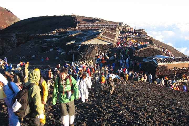 Além disso, foi estabelecido um limite de visitantes para prevenir excesso de tráfego e impactos ambientais no local. No Monte Fuji existem muitos outros pontos em Fujikawaguchiko e arredores que oferecem vistas estonteantes sem a necessidade de obstrução