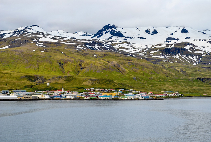 Spitsbergen (Noruega): É a maior e a única ilha habitada do arquipélago de Svalbard, situado no Ártico norueguês. O lugar conta com paisagens deslumbrantes, incluindo fiordes, geleiras, montanhas e uma vasta vida selvagem, como ursos polares, renas e aves