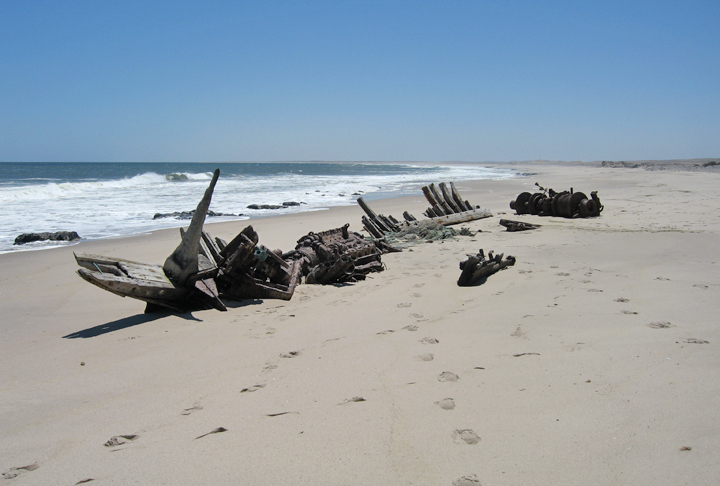 Esta região remota é caracterizada por suas paisagens com dunas de areia, penhascos escarpados e um deserto árido que se estende até o oceano Atlântico. a atmosfera desolada atrai viajantes aventureiros em busca de fotos únicas!