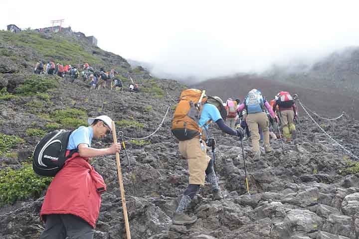 É um dos símbolos mais conhecidos do Japão, sendo frequentemente retratado em obras de arte e fotografias e recebendo muitas visitas de alpinistas turistas.