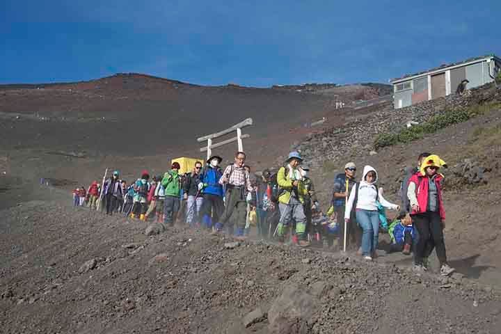 Foi formado aproximadamente há 100.000 anos atrás por constantes erupções vulcânicas e se tornou a maior montanha do Japão, com 3.776 metros de altura. A última erupção, em 1707, durou 16 dias, quando as cinzas vulcânicas alcançaram Tóquio.