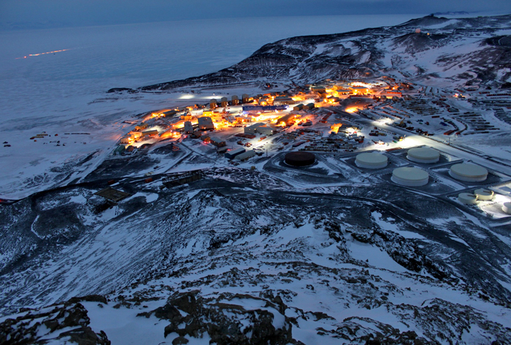 A base abriga uma população sazonal de pesquisadores e pessoal de apoio, chegando a milhares de pessoas durante o verão antártico.